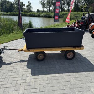 Zitmaaier aanhanger met grote bak erop
